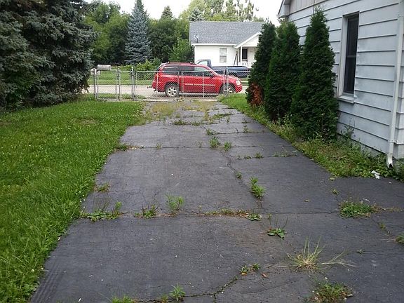 full paved driveway,3 car parking