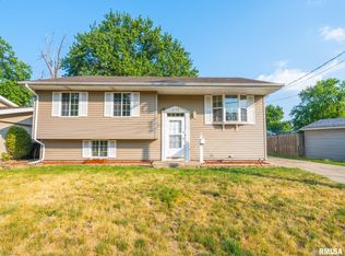 2102 Independence Dr, Pekin, IL 61554