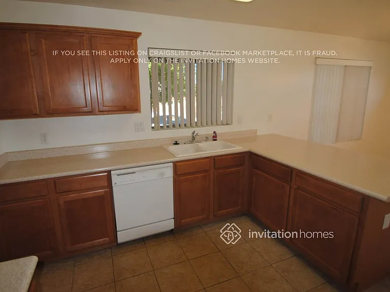12575 W Lisbon Ln — Photo 3