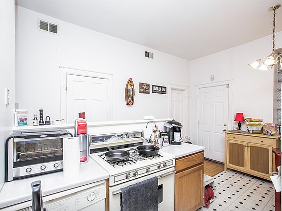 5th image of 2039 N Winchester Ave APT 1