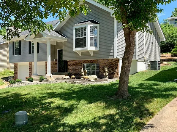 2454 Maple Crossing Dr, Ballwin, MO 63011