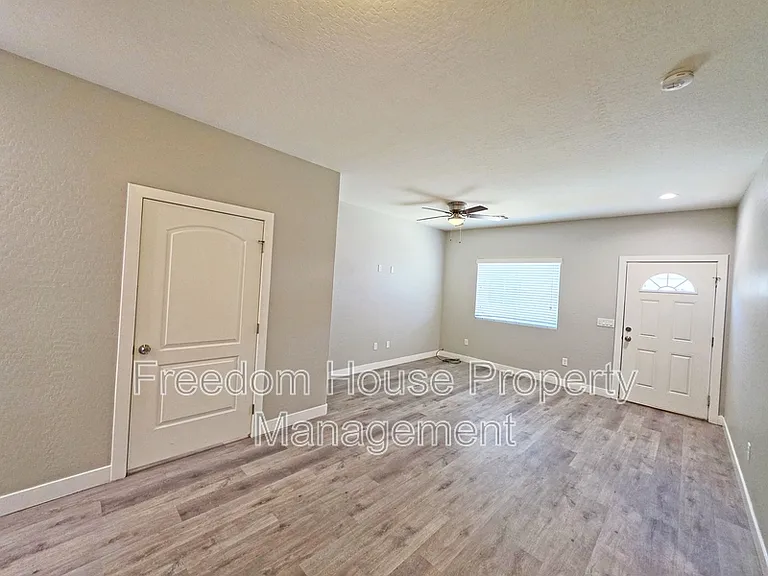 1121 Sixshooter Ave #1 — Photo 3