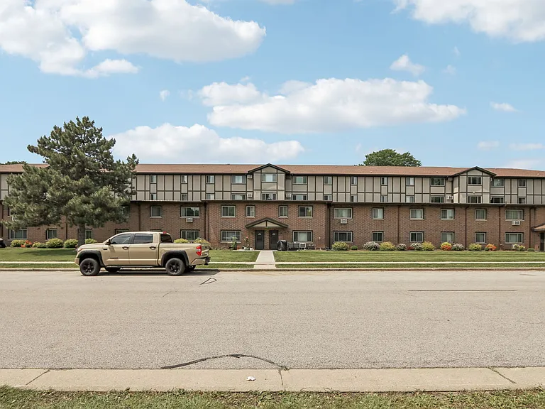 Woodfield Heights Apartments — Photo 53