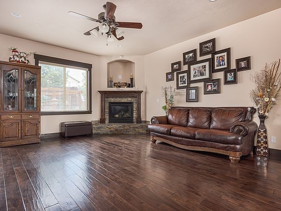 3rd image of 2082 W Woodview Dr
