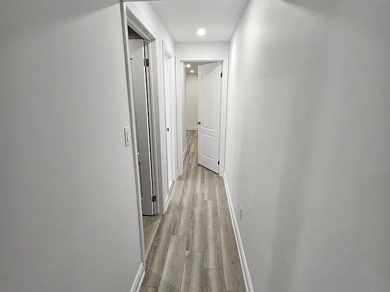 1290 Duignan Cres #LOWER — Photo 21
