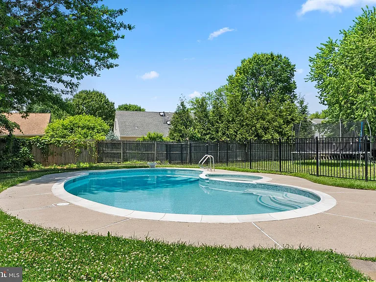 2 Lee Ct — Photo 38
