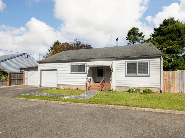208 NW 7th St, Newport, OR 97365