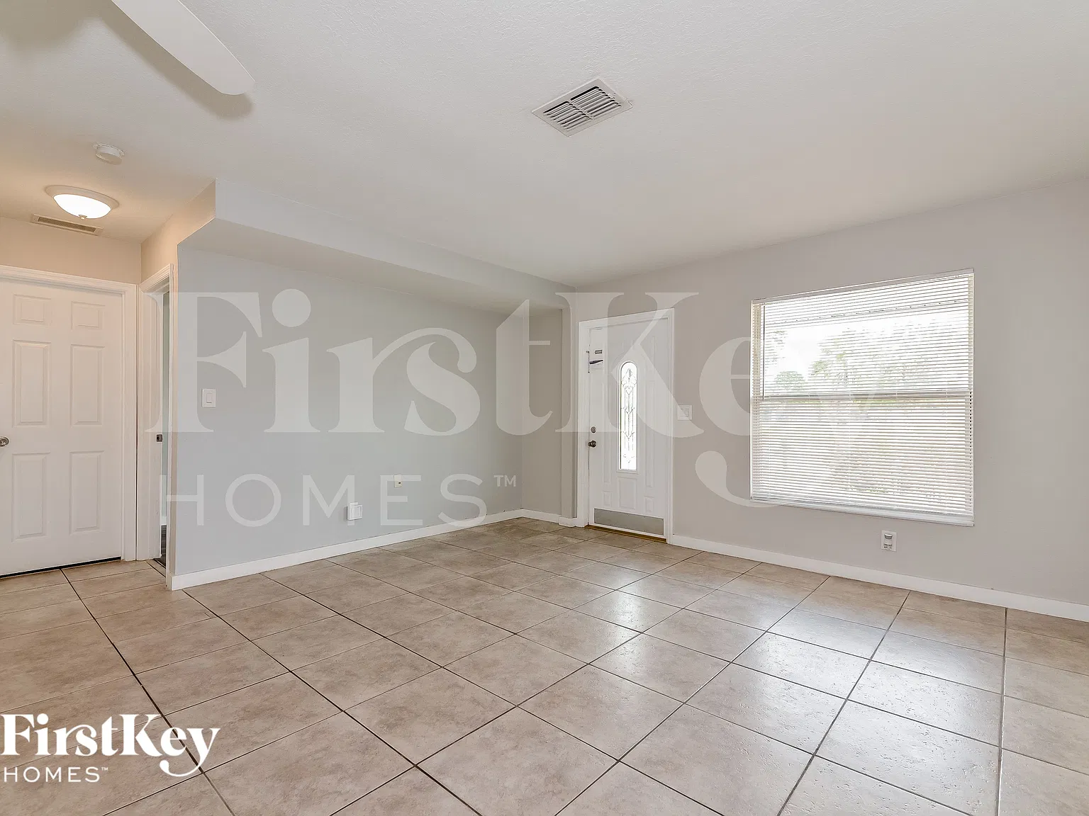 3 bed, 2.0 bath, 1296 sqft, $2,340 — Photo 2
