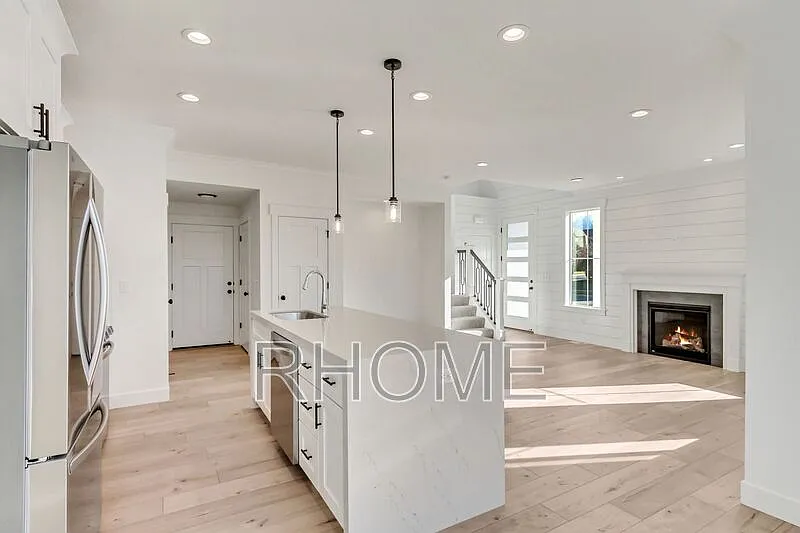 3 bed, 2.5 bath, 2305 sqft, $2,749 — Photo 4