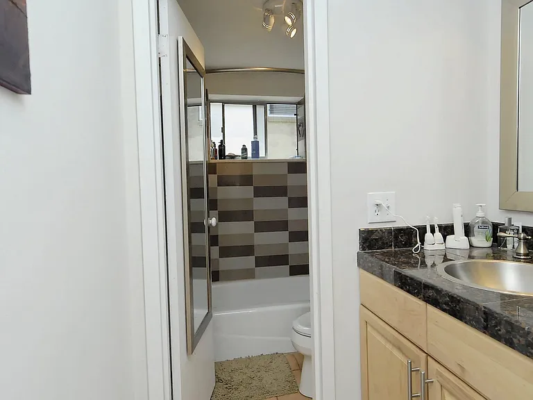 590 N Logan St — Photo 10