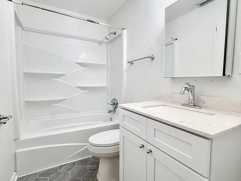 1121 N Chenango St — Photo 15