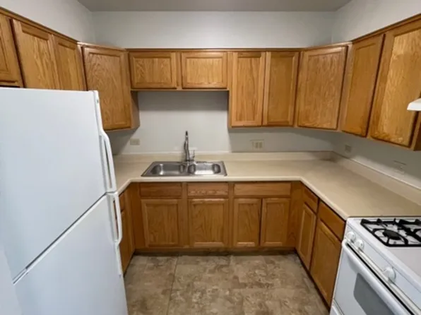 932 W Rollins Rd APT F, Round Lake, IL 60073