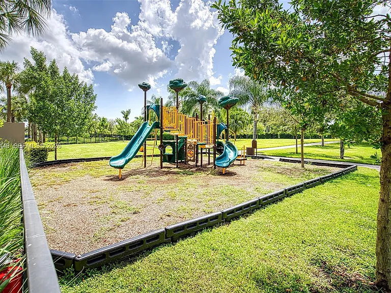 5060 Eucalyptus Dr #2 — Photo 34