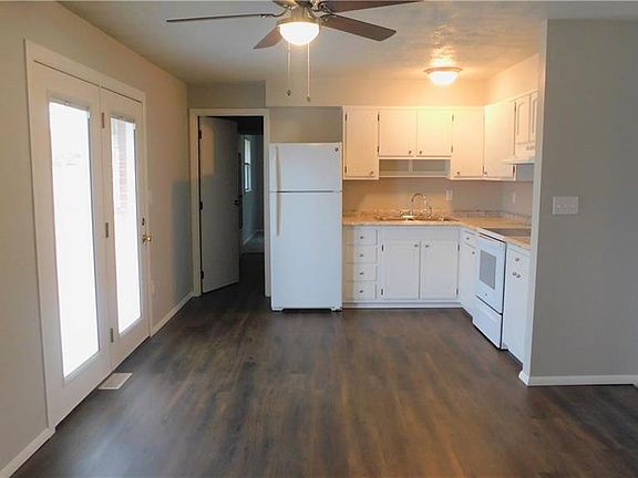 3rd image of 208 Surrey Ln