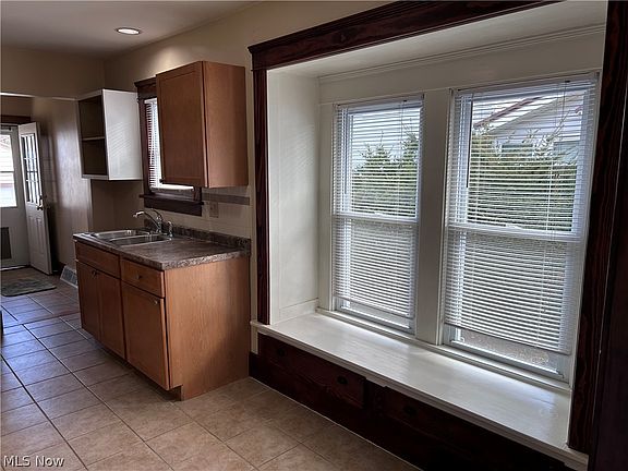 5th image of 325 S Leavitt Rd