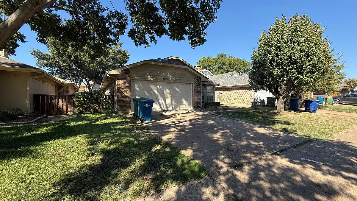3 bed, 2.0 bath, 1477 sqft, $2,350 — Photo 2