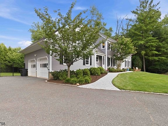 3rd image of 38 Woodmere Dr