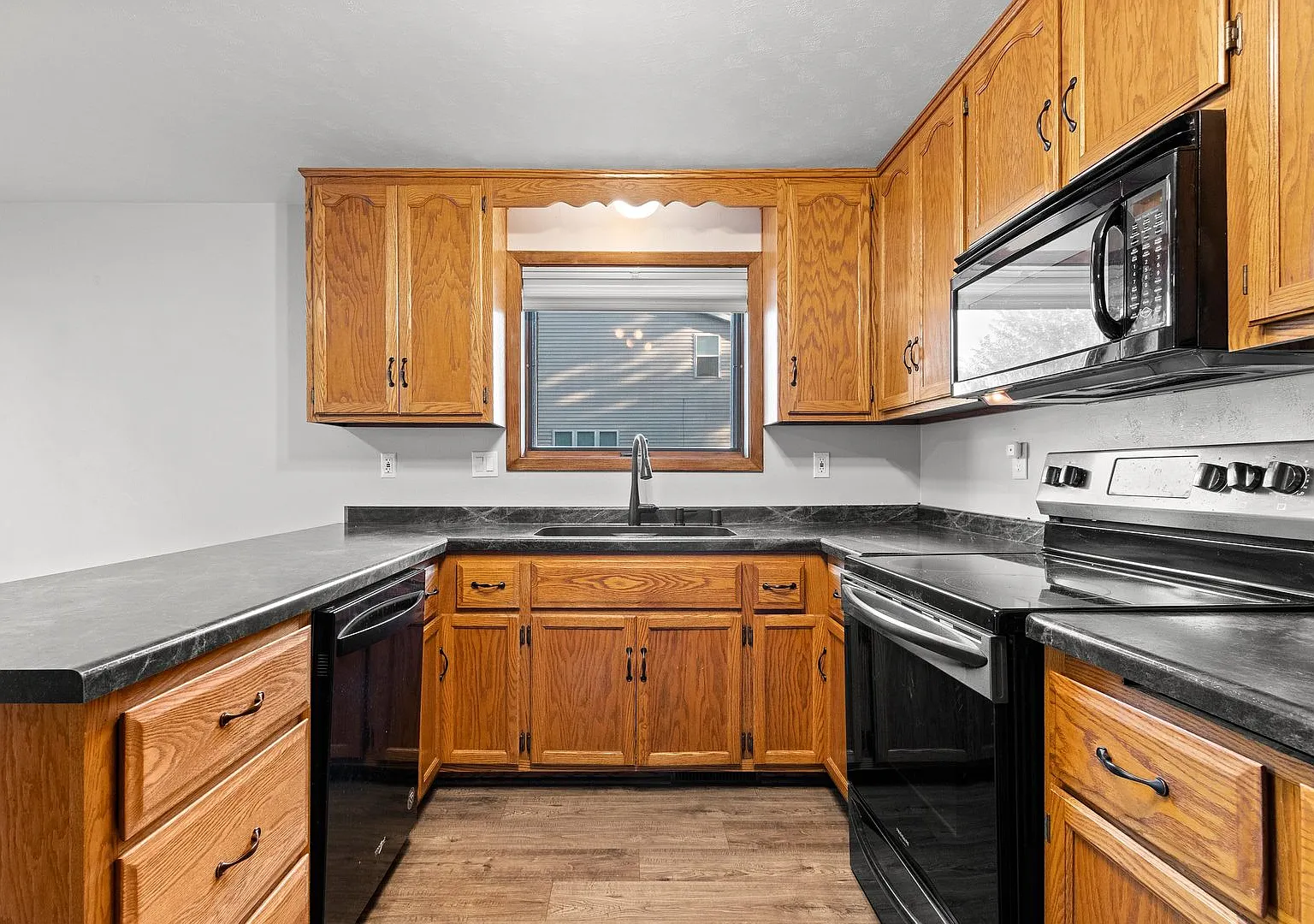 Convenient Ashwaubenon Location! Pets Welcome — Photo 4