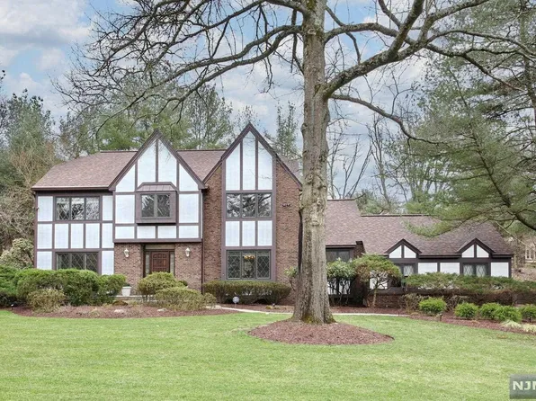 51 Burnwood Ln, Saddle River, NJ 07458