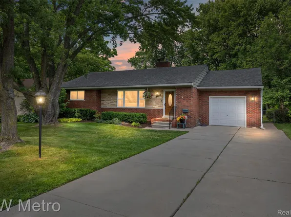 20665 Woodcrest St, Harper Woods, MI 48225