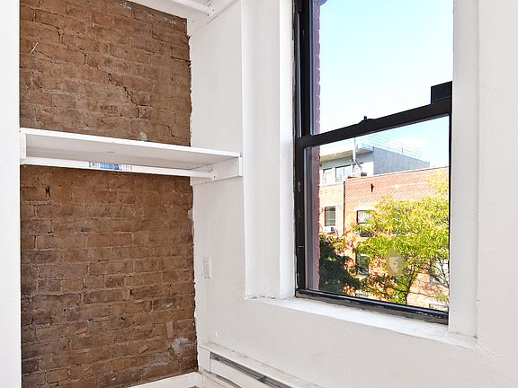 4th image of 526 E 6th St APT 15