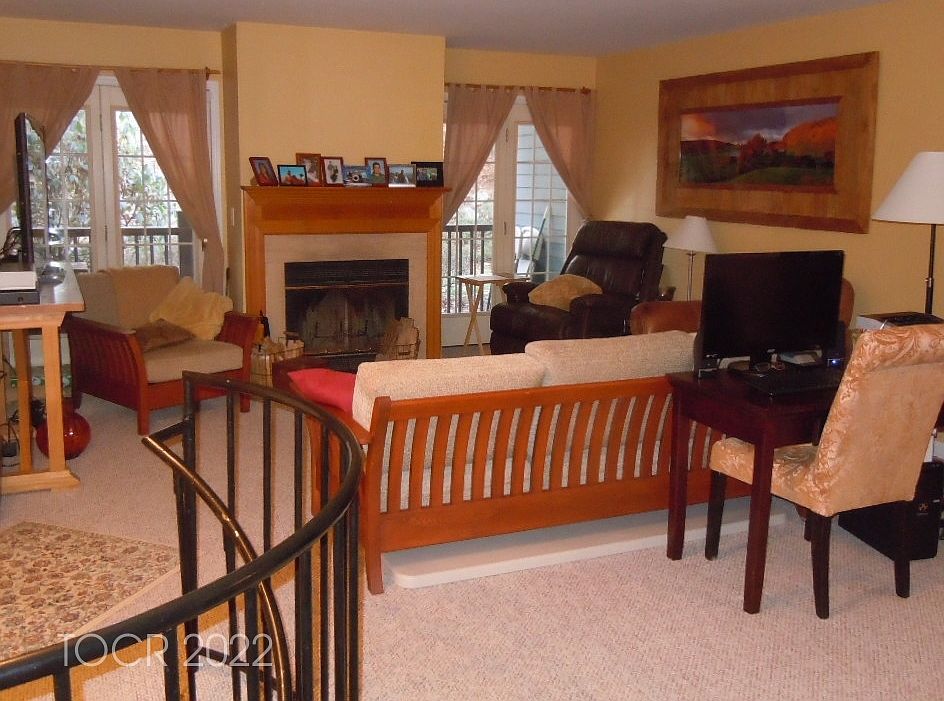1st image of 140 Surrey Ct