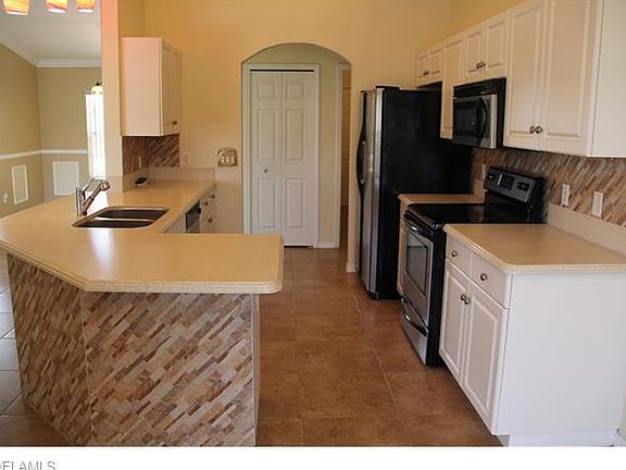 5th image of 127 SW 29th Ter