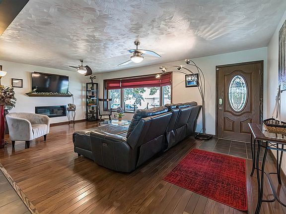 3rd image of 2653 Lakeside Dr
