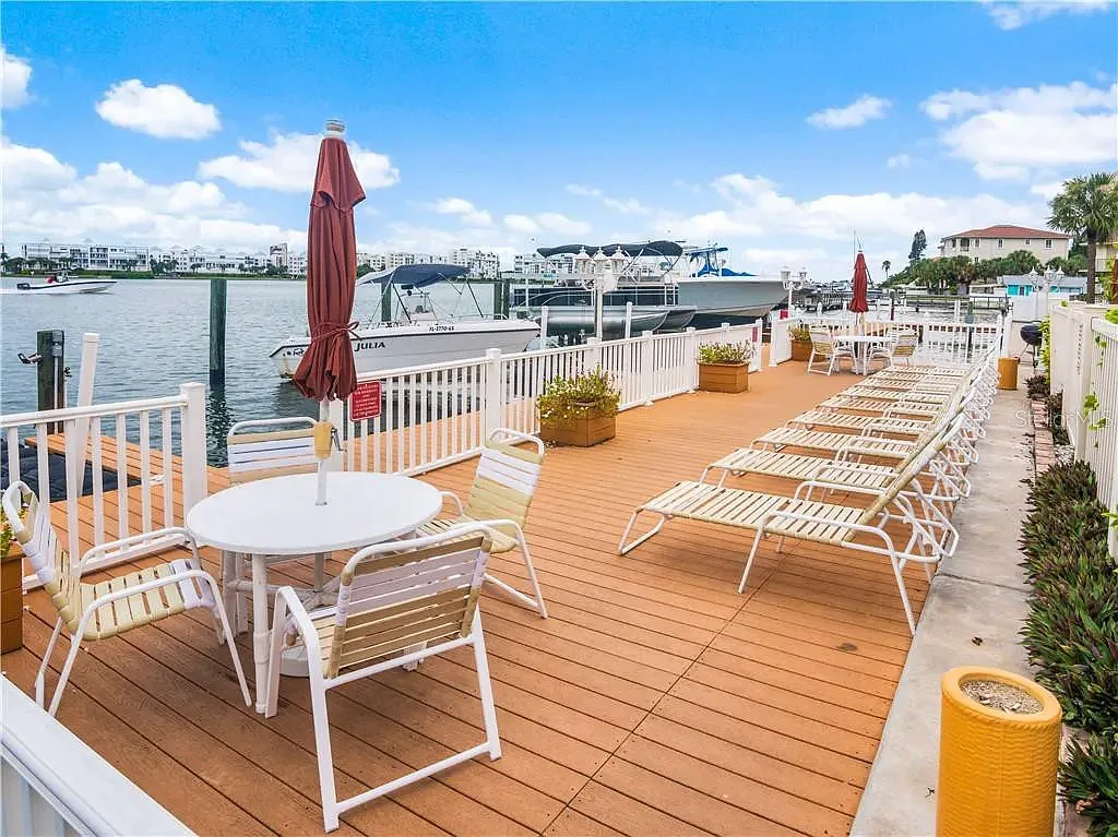 2 bed, 890 sqft, $2,700 — Photo 3
