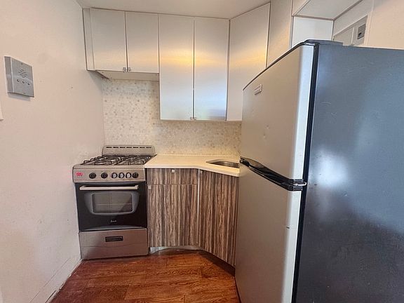 4th image of 330 Evergreen Ave APT 1R