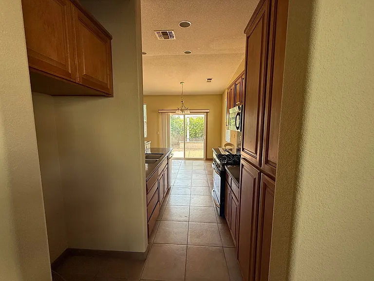 1764 Golden Way — Photo 10