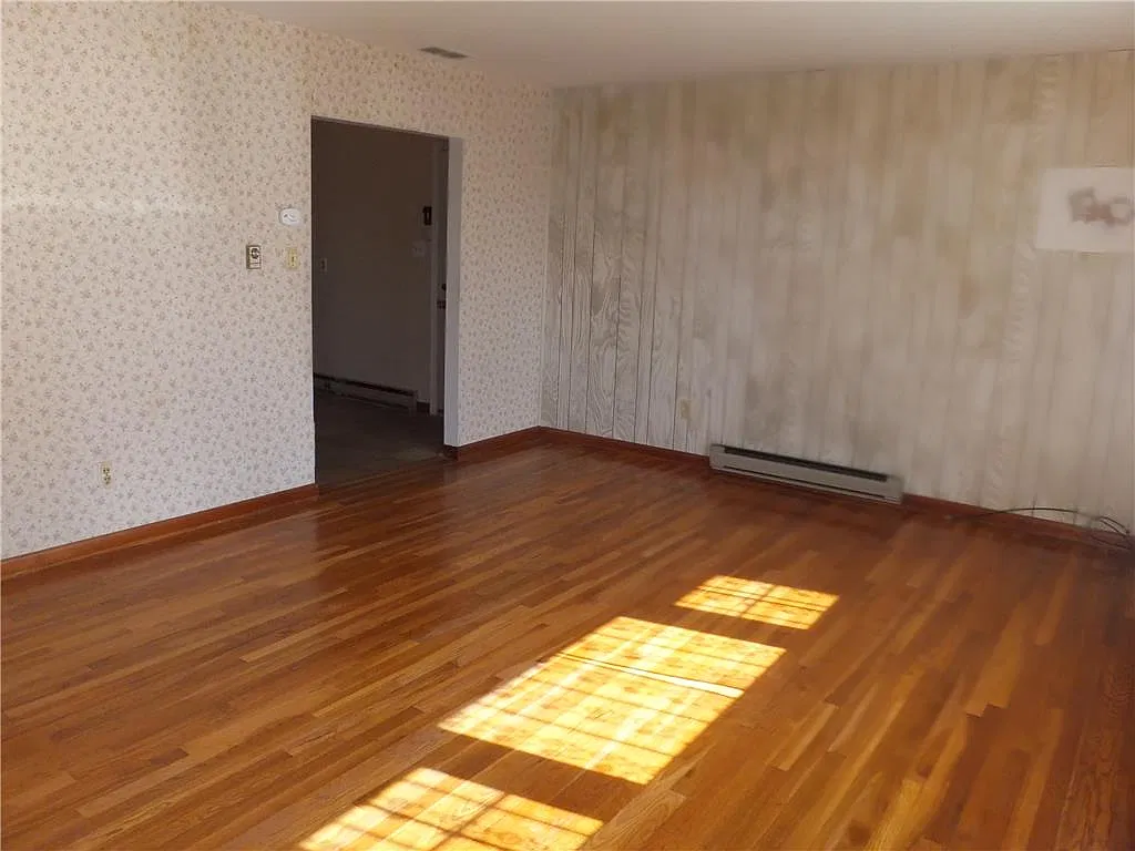 3 bed, 1.0 bath, 1293 sqft, $2,300 — Photo 2