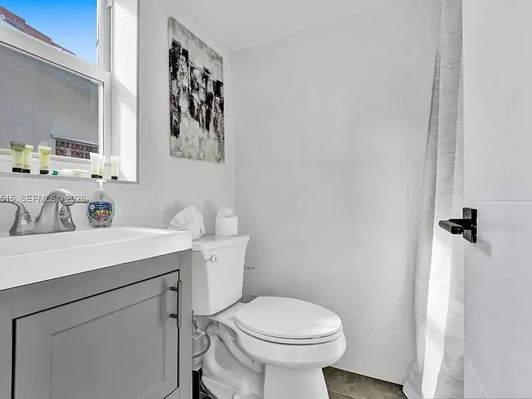 1241 Hollywood Blvd — Photo 45