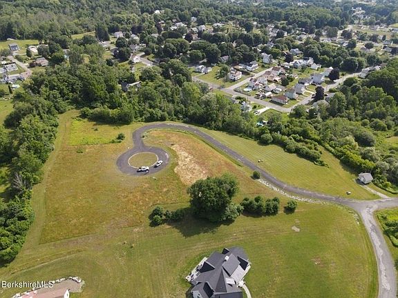 4th image of 9 W Maple St