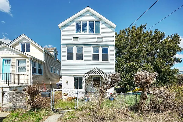 Sold by Century 21 Amiable Realty Group II Inc | media 14