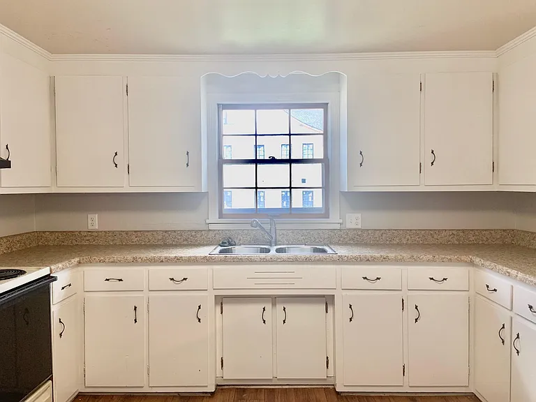 615 Cabell Dr — Photo 2