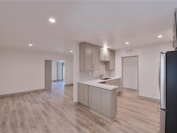 3rd image of 1408 Barry Ave APT 105