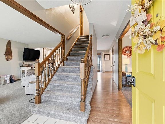 5th image of 195 Woodbury Cir