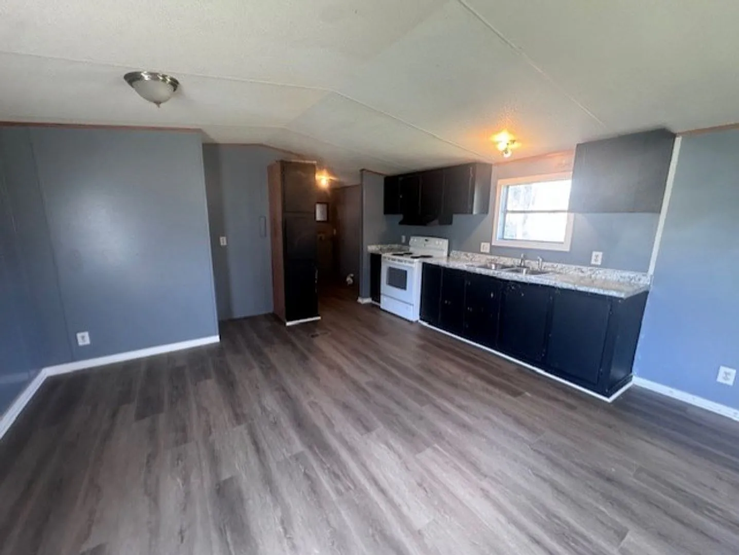 Affordable 3/2 Home with Water, Trash, and Lawn Care Included! — Photo 4