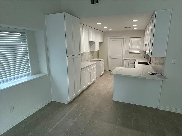 14207 Greenway Dr — Photo 4