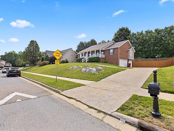 5th image of 107 Lee Carter Dr