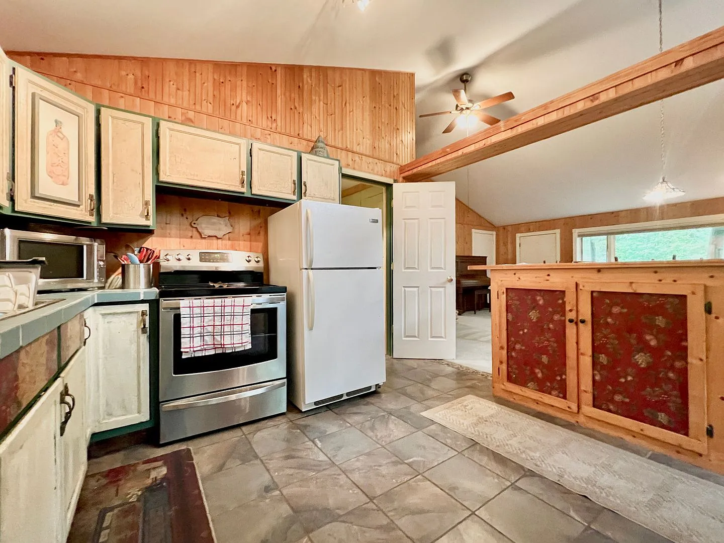 Adorable Cottage Retreat Steps from Duck Lake! — Photo 2