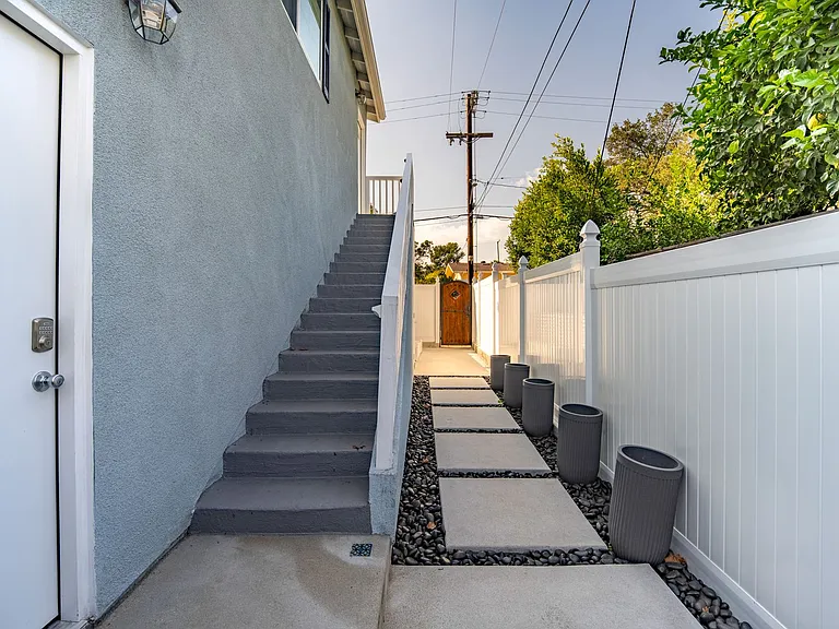 1668 Belford Ave — Photo 4