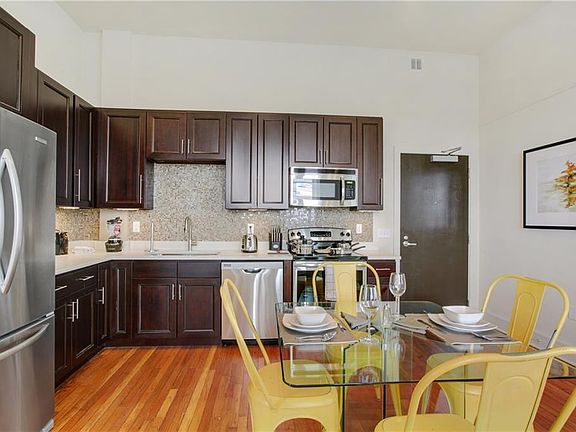 3rd image of 833 Howard Ave #201