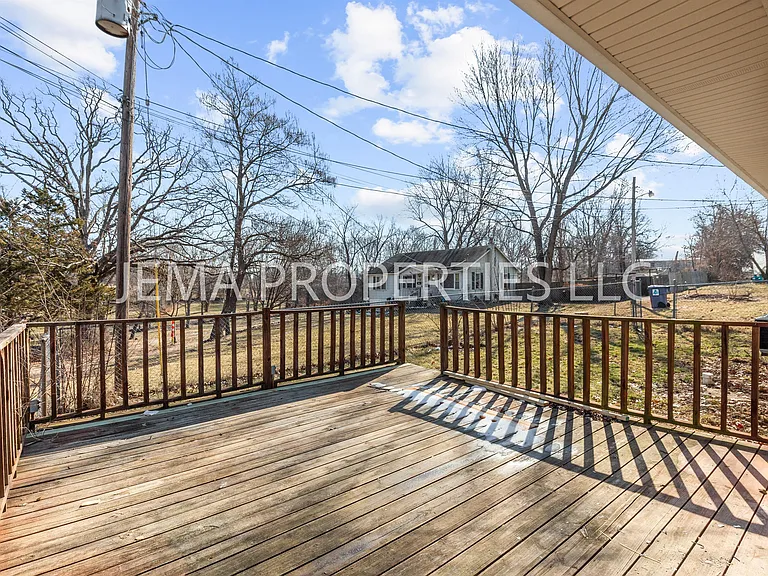 130 E Oak St — Photo 10