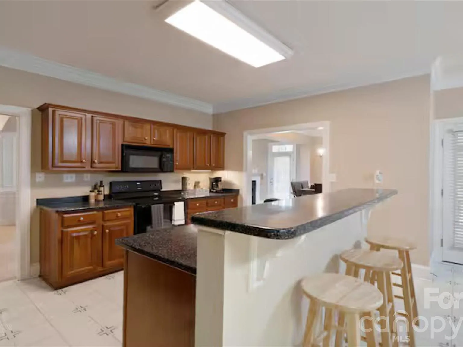 3 bed, 2.0 bath, 2000 sqft, $2,700 — Photo 4