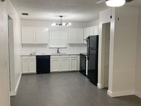5th image of 4900 Dover Cir #4902