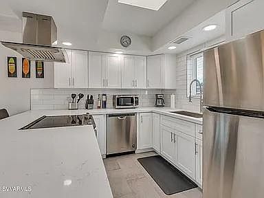 Fully upgraded kitchen, stainless steal appliances (dishwasher, full-size refrigerator, electric stove and oven). Deep sink, lots of cabinet space and hidden trash compartment. Special cleaning products provided.