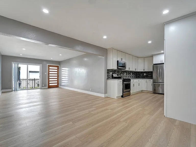 2040 S Sherbourne Dr — Photo 11