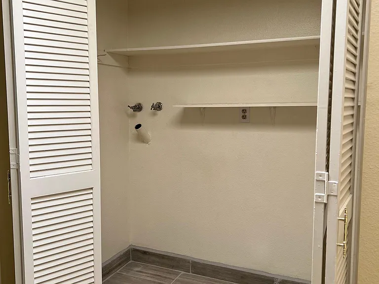 Laundry room with hook up